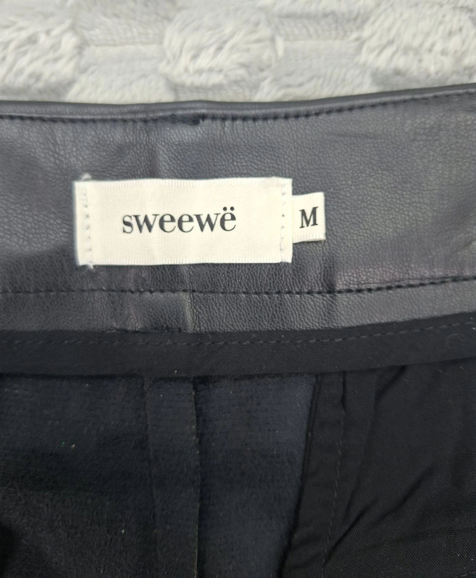 Sweewë Faux Leather Shorts Trousers Black Y2K Retro 2000s Style – photo 4